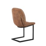 Eetkamerstoel Ben Zonder Armleuning / Jackson 803 Cognac is een bruin lederen stoel met een licht gebogen rugleuning, die schuin staat om het zwart metalen sledeonderstel te laten zien voor een moderne, minimalistische look.