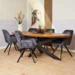 Een moderne eetkamer met een houten tafel, vijf Eetkamerstoel Nova | Antraciet stoelen, een bloemenvaas, decoratieve flessen en een grote muurschildering van een vrouw met veren in haar haar.