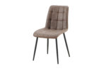 De Set van 4 stoelen 'Furas' heeft vintage bruine PU bekleding met getufte zittingen en rugleuningen, ondersteund door vier slanke zwarte metalen poten, tegen een witte achtergrond.