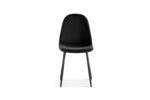 Een set van twee Stoel 'Boy' Fluweel Zwart stoelen heeft een modern ontwerp met een ronde rugleuning en slanke, schuine poten, afgebeeld tegen een witte achtergrond.
