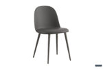 De Stoel 'Jasmin' heeft een gladde, gebogen PP rugleuning en een PU-gestoffeerd grijs zitkussen, ondersteund door vier slanke, schuine metalen poten. Set van 2 stoelen per doos. De achtergrond is effen wit.