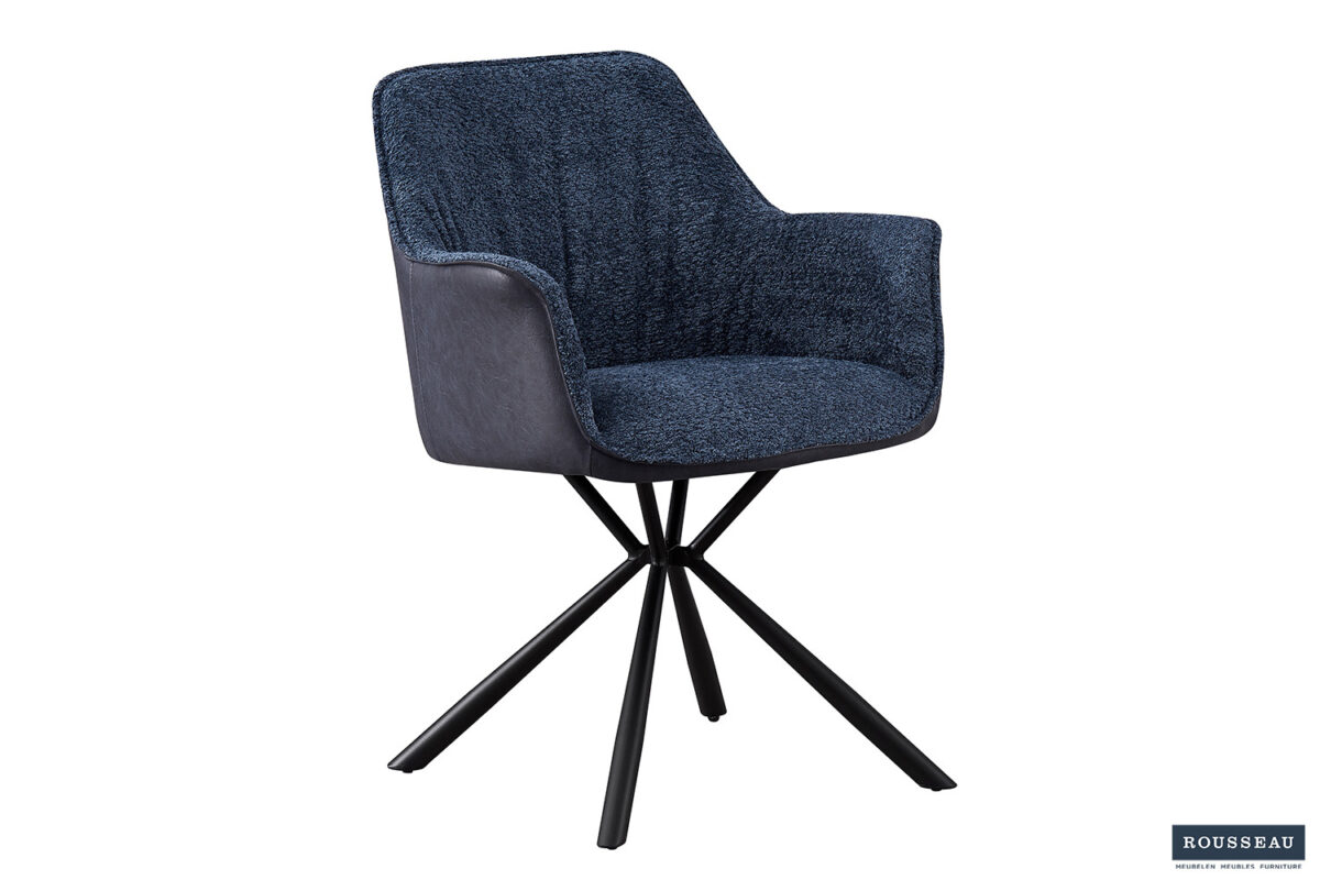 SALE - Eetkamerstoel 'Lucie' heeft een modern ontwerp met blauwe bouclé stoffen zitting en rugleuning, slanke zwarte armleuningen en vier schuine zwarte metalen poten. Verkocht per set van 2 per doos.