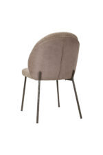 De afbeelding toont een set van 2 eetkamerstoelen, taupe/beige van kleur zonder armleuningen, met gebogen rugleuningen en slanke gehoekte metalen poten, gefotografeerd vanuit een hoek aan de achterkant tegen een witte achtergrond.
