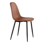 De Stockholm Dining Chair set heeft lichtbruine vintage leren zittingen en rugleuningen, slanke zwarte metalen poten, een minimalistisch ontwerp en geen armleuningen. Verkocht als set van 2.