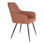 De Harbo Dining Chair set heeft een vintage bruine PU bekleding met quilting, armleuningen en vier slanke zwarte metalen poten die schuin naar buiten staan.