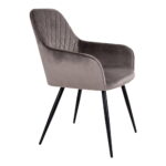 De Harbo Dining Chair is een moderne set van 2 stoelen in zacht champignonfluweel met een gewatteerde rugleuning, gebogen armleuningen en zwarte metalen poten, afgebeeld tegen een witte achtergrond.
