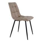 De Middelfart Dining Chair is een set van 2 stoelen in lichtbruin microvezel met gecapitonneerde zittingen en rugleuningen met vierkante tufting, ondersteund door slanke zwarte metalen poten.