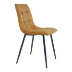 De Middelfart Dining Chair set bestaat uit twee stoelen van mosterdgeel fluweel met gecapitonneerde zittingen en rugleuningen, elk ondersteund door vier slanke, schuine zwart metalen poten.