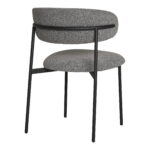 De Dining Eetkamerstoel HN1268 (set van 2) heeft een minimalistisch, modern ontwerp met een gebogen gecapitonneerde rugleuning en zitting van lichtgrijze bouclé stof, ondersteund door vier zwarte metalen poten.