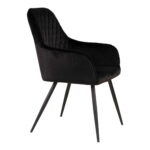 Set van 2 Harbo eetkamerstoelen in zwart fluweel met zwarte poten, met een gewatteerde rugleuning, slanke taps toelopende poten en een zacht gebogen zitting, afgebeeld tegen een witte achtergrond.
