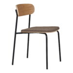 De Dining chair HN1269 set heeft een essenhouten rugleuning, een bruine zitting met kussentjes en slanke zwarte poten, aangeboden in een set van 2 en weergegeven tegen een witte achtergrond.