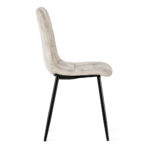 De Eetkamerstoel Yerevan Velvet Taupe is een moderne stoel met een lichtbeige fluwelen zitting en rugleuning, gestikte details en vier slanke zwarte metalen poten, in profielaanzicht.