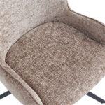 Close-up van Eetkamerstoel Lily - Taupe, met taupekleurige stoffen bekleding en gebogen armleuningen, met de zitting en een deel van de rugleuning tegen een witte achtergrond.