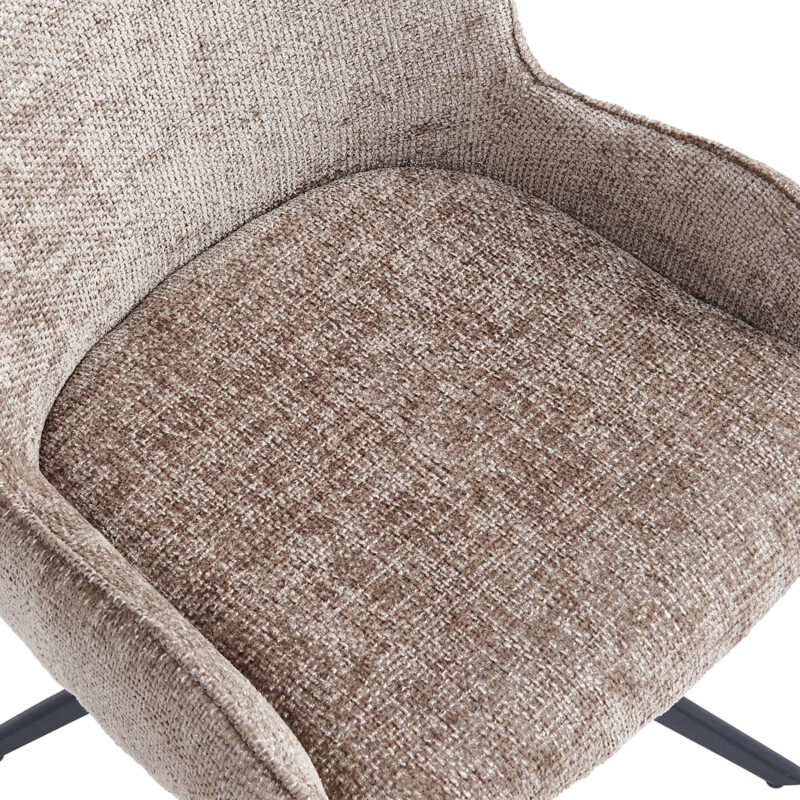 Close-up van Eetkamerstoel Lily - Taupe, met taupekleurige stoffen bekleding en gebogen armleuningen, met de zitting en een deel van de rugleuning tegen een witte achtergrond.