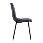 De Eetkamerstoel Yerevan Velvet Antraciet is een moderne eetkamerstoel met een donkergrijze fluwelen beklede zitting en rugleuning, slanke zwarte metalen poten en een minimalistisch eigentijds ontwerp, getoond vanaf de zijkant.