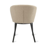 De Eetkamerstoel Loa - Bouclé Taupe is een moderne, taupe gestoffeerde stoel met een ronde rugleuning en zwarte metalen poten, van achteren gezien tegen een witte achtergrond.