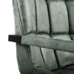 Close-up van de Eetkamerstoel Ben 405 Middle Green, met gewatteerde, gewatteerde groene bekleding en zwarte armleuningen die de gedetailleerde textuur en stiksels van de stoel benadrukken.