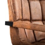 Close-up van de Eetkamerstoel Ben 803, met een bruine, gestructureerde, gecapitonneerde zitting en rugleuning; de armleuning is bekleed met bijpassend materiaal met een zwarte steun eronder zichtbaar.