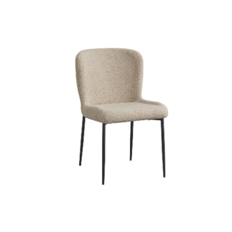 De Eetkamerstoel Tess Beige is een moderne stoel met een beige, gestructureerde stoffen zitting en rugleuning, plus vier slanke zwarte metalen poten voor een eenvoudige, eigentijdse look.