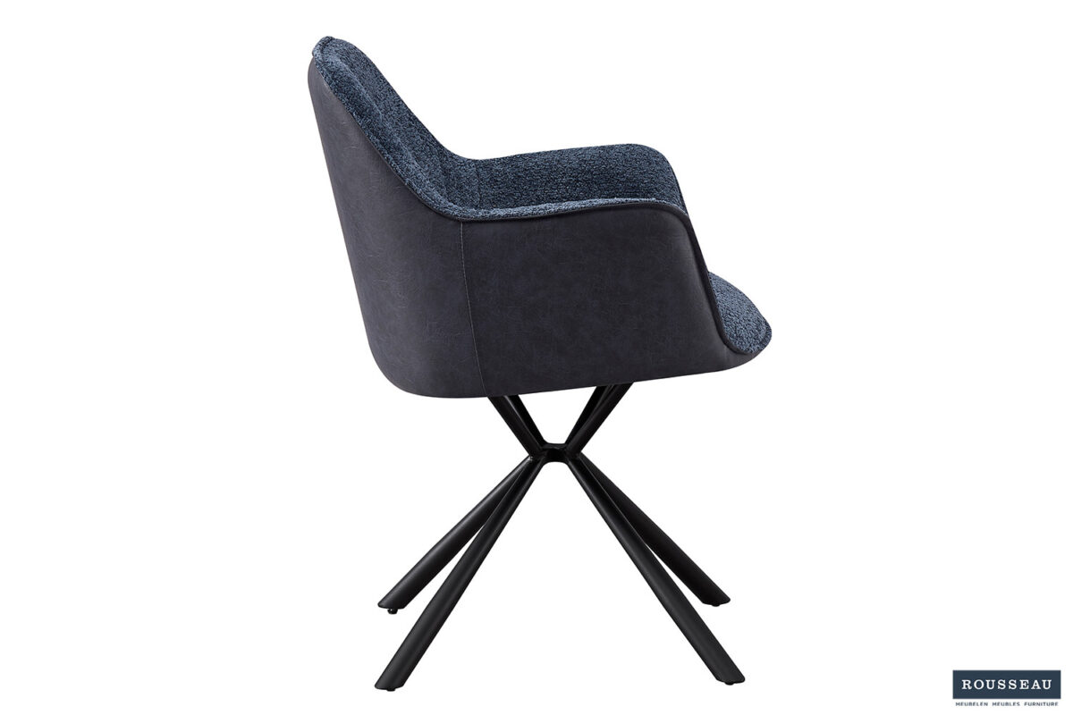 Het SALE - Eetkamerstoel 'Lucie' Bouclé Blauw Vloerkleed PU Blauw heeft een blauw gecapitonneerde zitting en rugleuning, zwarte metalen poten en een strakke moderne look. Afgebeeld onder een hoek om de rug en één kant te laten zien. (Set van 2 per doos).
