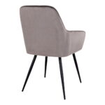 De Harbo Dining Chair set bestaat uit twee stoelen van champignon fluweel met lichtgrijs gestoffeerde rugleuningen en zittingen, ondersteund door vier slanke zwarte metalen poten. Eén stoel staat schuin zodat de rugleuning en zijkant zichtbaar zijn.