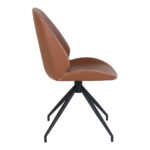 Zijaanzicht van een Monte Carlo eetkamerstoel met draaiknop, uitgevoerd in vintage bruin PU leer, wit stiksel, gebogen rugleuning en vier zwarte metalen poten; set van 2 stoelen geïsoleerd afgebeeld op een witte achtergrond.
