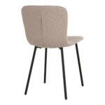 De Halden eetkamerstoel, een set van 2 in bouclé beige met zwarte metalen poten (HN1233), heeft een modern ontwerp met een gestoffeerde zitting en rugleuning, schuin van achteren gezien.