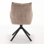 De Eetkamerstoel Dani Velvet Beige is van achteren te zien met een zachte, gecapitonneerde fluwelen beige rugleuning en zitting, ondersteund door vier naar buiten gebogen zwart metalen poten. De stoel staat tegen een effen witte achtergrond.