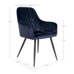 Twee Harbo Dining Chairs in blauw fluweel met zwarte poten staan tegenover elkaar op een glazen tafel, tegen een witte achtergrond. De scène wordt vervormd door horizontale, kleurrijke digitale glitches. (Set van 2 stoelen.).