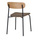 De Dining chair HN1269 set bestaat uit twee stoelen met essenhouten rugleuningen, bruine beklede zittingen en slanke zwarte poten, afgebeeld tegen een witte achtergrond.