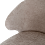 Close-up van de Eetkamerstoel Pete - Stof Beige, met de gebogen armleuning en de gladde, lichtbeige bekleding.