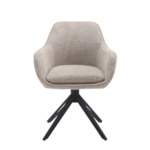 De Eetkamerstoel Jens Beige is een moderne beige gestoffeerde fauteuil met een gebogen rugleuning en zitkussen, ondersteund door vier kruisende zwarte metalen poten.