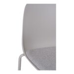 Close-up van Dining chair, lichtgrijs, HN1263 (set van 2), waarop de gladde kunststof rugleuning en het gestructureerde stoffen zitkussen te zien zijn. Slechts een deel van de rugleuning en zitting is zichtbaar.