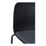 Close-up van Dining chair, zwart, HN1264 (set van 2), met links een gladde zwarte gebogen rugleuning, een zitting van grijze stof met kussentjes en een metalen frame.