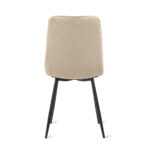 De Eetkamerstoel Yerevan - Bouclé Taupe is een beige gestoffeerde stoel met bouclé structuur. De stoel is vanaf de achterkant te zien en heeft vier zwarte schuine poten.