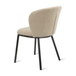 De Eetkamerstoel Loa - Bouclé Taupe heeft een moderne gebogen rugleuning en zitting in beige bouclé bekleding, ondersteund door vier slanke zwarte metalen poten. Afgebeeld vanaf de achterkant op een witte achtergrond.