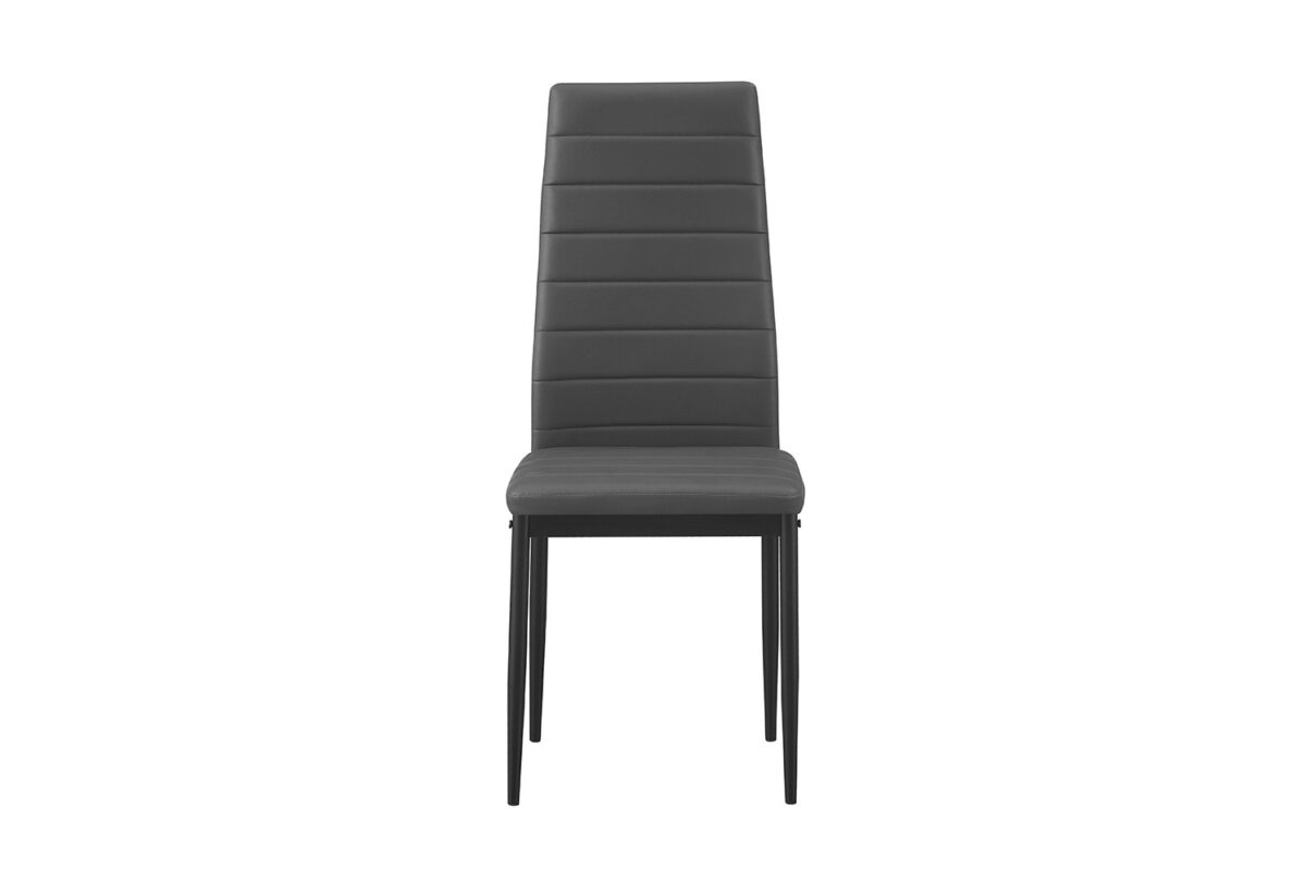 De "Set van 4 stoelen 'Cato/Kenzo' PU Grijs (1c)" heeft moderne eetkamerstoelen met hoge, licht gebogen rugleuningen, grijze PU-stoffering met horizontale stiksels en vier slanke zwarte metalen poten.
