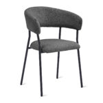 De Eetkamertstoel Ava heeft een modern ontwerp met een gebogen, gestoffeerde rugleuning en zitting in bouclé antraciet stof, ondersteund door slanke zwart metalen poten.