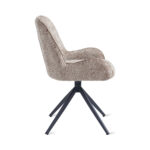 Zijaanzicht van de Eetkamerstoel Lily - Taupe, een moderne gestoffeerde stoel met taupe stof, gebogen rug en armen en vier schuine zwarte metalen poten, geïsoleerd op een witte achtergrond.