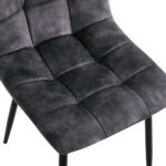 Close-up van de Eetkamerstoel Yerevan Velvet Antraciet, met de donkergrijze fluwelen bekleding met een getuft vierkant patroon en slanke zwarte metalen poten.