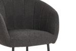 Close-up van de SALE - Eetkamerstoel 'Sevilla' Bouclé Grijs, een moderne eetkamerstoel in donkergrijs bouclé met een afgeronde rugleuning, verticale stiksels en slanke zwarte metalen poten. Verkocht per 2 per doos, afgebeeld tegen een witte achtergrond.