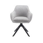 De Eetkamerstoel Jens Light Grey is een gestoffeerde fauteuil met een gecapitonneerde zitting en rugleuning, ondersteund door zwart metalen poten voor stabiliteit. De stoel wordt gepresenteerd tegen een witte achtergrond.