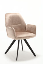 De Eetkamerstoel Nova Beige is een moderne beige fluwelen fauteuil met kussens op de zitting en rugleuning, schuine armleuningen en vier zwarte metalen poten, tegen een effen witte achtergrond.