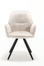 De Eetkamerstoel Nova Champagne is een moderne gestoffeerde fauteuil met lichtbeige stof, een licht gebogen rugleuning, gestoffeerde armleuningen en vier schuine zwarte metalen poten, tegen een effen witte achtergrond.