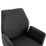 Close-up van de Eetkamerstoel Jill Linnen Antraciet, een moderne donkergrijze stoffen fauteuil met gecapitonneerde zitting, armleuningen en schuine rugleuning tegen een witte achtergrond.