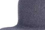 Close-up van Stoel 'Susan' Bouclé Donkergrijs, met een gebogen rugleuning en zitting met zachte bouclé stof in donkergrijs, tegen een witte achtergrond. (2 per doos).