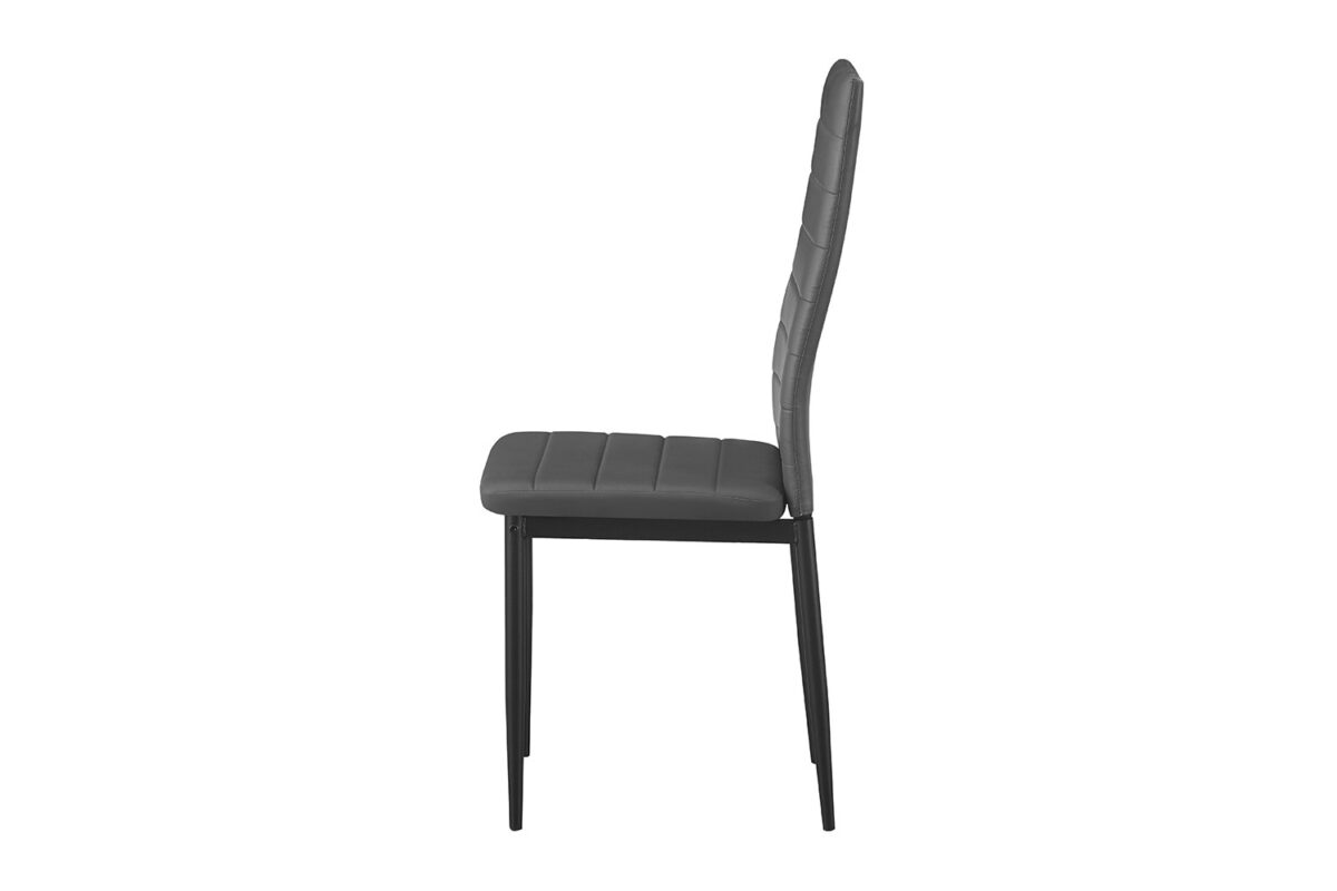 Zijaanzicht van de 'Set van 4 stoelen Cato/Kenzo' PU Grijs (1c): moderne grijs gestoffeerde stoel met horizontale stiksels, slanke zwart metalen poten, getoond tegen een effen witte achtergrond.