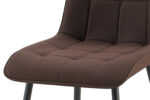 Een close-up van een SALE - Set van 4 stoelen 'Furas' PU Donkerbruin (1c) met bruine bekleding, een gecapitonneerde zitting en zwarte metalen poten.