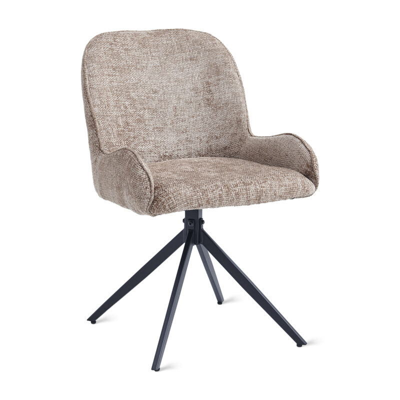 De Eetkamerstoel Lily - Taupe is een moderne stoel met een gestructureerde taupe stoffen zitting en rugleuning, gebogen armleuningen en zwarte metalen poten die naar buiten staan voor een stevige ondersteuning.