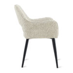 Zijaanzicht van de Eetkamerstoel Ray - Beige, met een gestructureerde beige stoffen zitting, gebogen armleuningen en slanke zwarte metalen poten, geïsoleerd op een witte achtergrond.